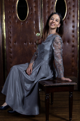 Alejandra Cifurntes Diaz - Pianiste. Plongez dans l’univers envoûtant de Frédéric Chopin, maître incontesté du piano et figure emblématique du romantisme.